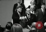 Standbild Bob Hope Washington DC White House USA, 1963, aus Sekunde 17 historischem Filmmaterial Videoclip 65675030505