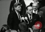 Standbild Bob Hope Washington DC White House USA, 1963, aus Sekunde 18 historischem Filmmaterial Videoclip 65675030505