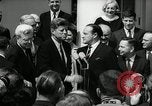 Standbild Bob Hope Washington DC White House USA, 1963, aus Sekunde 22 historischem Filmmaterial Videoclip 65675030505
