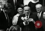 Standbild Bob Hope Washington DC White House USA, 1963, aus Sekunde 46 historischem Filmmaterial Videoclip 65675030505