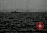 Standbild verzichtet deutschen Schiffe gezogene durch US Navy nach Ersten Weltkrieg New York United States USA, 1920, aus Sekunde 15 historischem Filmmaterial Videoclip 65675030510