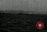 Standbild verzichtet deutschen Schiffe gezogene durch US Navy nach Ersten Weltkrieg New York United States USA, 1920, aus Sekunde 26 historischem Filmmaterial Videoclip 65675030510