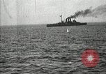 Standbild verzichtet deutschen Schiffe gezogene durch US Navy nach Ersten Weltkrieg New York United States USA, 1920, aus Sekunde 41 historischem Filmmaterial Videoclip 65675030510