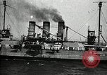 Standbild verzichtet deutschen Schiffe gezogene durch US Navy nach Ersten Weltkrieg New York United States USA, 1920, aus Sekunde 44 historischem Filmmaterial Videoclip 65675030510