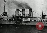Standbild verzichtet deutschen Schiffe gezogene durch US Navy nach Ersten Weltkrieg New York United States USA, 1920, aus Sekunde 45 historischem Filmmaterial Videoclip 65675030510