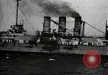 Standbild verzichtet deutschen Schiffe gezogene durch US Navy nach Ersten Weltkrieg New York United States USA, 1920, aus Sekunde 46 historischem Filmmaterial Videoclip 65675030510