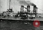 Standbild verzichtet deutschen Schiffe gezogene durch US Navy nach Ersten Weltkrieg New York United States USA, 1920, aus Sekunde 47 historischem Filmmaterial Videoclip 65675030510