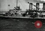 Standbild verzichtet deutschen Schiffe gezogene durch US Navy nach Ersten Weltkrieg New York United States USA, 1920, aus Sekunde 49 historischem Filmmaterial Videoclip 65675030510