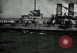 Standbild verzichtet deutschen Schiffe gezogene durch US Navy nach Ersten Weltkrieg New York United States USA, 1920, aus Sekunde 50 historischem Filmmaterial Videoclip 65675030510