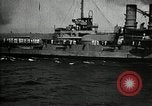Standbild verzichtet deutschen Schiffe gezogene durch US Navy nach Ersten Weltkrieg New York United States USA, 1920, aus Sekunde 51 historischem Filmmaterial Videoclip 65675030510