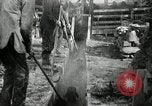 Immagine di Bagno di olio caldo Le Grand California USA, 1920, secondo 37 filmato di repertorio 65675030512