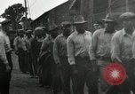Immagine di Posti di lavoro presso le fabbriche in America durante la Grande Depressione United States USA, 1932, secondo 21 filmato di repertorio 65675030527