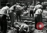 Immagine di Posti di lavoro presso le fabbriche in America durante la Grande Depressione United States USA, 1932, secondo 24 filmato di repertorio 65675030527
