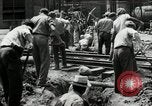 Immagine di Posti di lavoro presso le fabbriche in America durante la Grande Depressione United States USA, 1932, secondo 25 filmato di repertorio 65675030527
