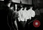 Immagine di Posti di lavoro presso le fabbriche in America durante la Grande Depressione United States USA, 1932, secondo 43 filmato di repertorio 65675030527