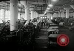 Immagine di Posti di lavoro presso le fabbriche in America durante la Grande Depressione United States USA, 1932, secondo 45 filmato di repertorio 65675030527