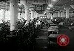 Immagine di Posti di lavoro presso le fabbriche in America durante la Grande Depressione United States USA, 1932, secondo 46 filmato di repertorio 65675030527