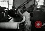 Immagine di Posti di lavoro presso le fabbriche in America durante la Grande Depressione United States USA, 1932, secondo 47 filmato di repertorio 65675030527