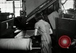 Immagine di Posti di lavoro presso le fabbriche in America durante la Grande Depressione United States USA, 1932, secondo 48 filmato di repertorio 65675030527