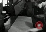 Immagine di Posti di lavoro presso le fabbriche in America durante la Grande Depressione United States USA, 1932, secondo 50 filmato di repertorio 65675030527