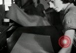 Immagine di Posti di lavoro presso le fabbriche in America durante la Grande Depressione United States USA, 1932, secondo 51 filmato di repertorio 65675030527