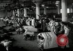 Immagine di Posti di lavoro presso le fabbriche in America durante la Grande Depressione United States USA, 1932, secondo 55 filmato di repertorio 65675030527