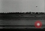 Standbild aviator Jim Mollison Roosevelt Field New York USA, 1932, aus Sekunde 39 historischem Filmmaterial Videoclip 65675030529