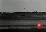 Standbild aviator Jim Mollison Roosevelt Field New York USA, 1932, aus Sekunde 41 historischem Filmmaterial Videoclip 65675030529