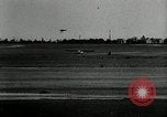 Standbild aviator Jim Mollison Roosevelt Field New York USA, 1932, aus Sekunde 42 historischem Filmmaterial Videoclip 65675030529