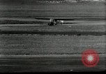 Standbild aviator Jim Mollison Roosevelt Field New York USA, 1932, aus Sekunde 46 historischem Filmmaterial Videoclip 65675030529
