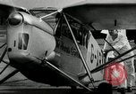 Standbild aviator Jim Mollison Roosevelt Field New York USA, 1932, aus Sekunde 53 historischem Filmmaterial Videoclip 65675030529