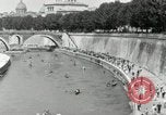Standbild Wasser rennen Rom Italien, 1932, aus Sekunde 43 historischem Filmmaterial Videoclip 65675030536
