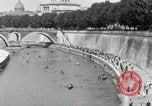 Standbild Wasser rennen Rom Italien, 1932, aus Sekunde 44 historischem Filmmaterial Videoclip 65675030536