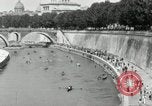 Standbild Wasser rennen Rom Italien, 1932, aus Sekunde 45 historischem Filmmaterial Videoclip 65675030536