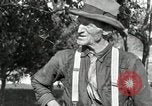Standbild apple Pfropfen Techniken United States USA, 1916, aus Sekunde 15 historischem Filmmaterial Videoclip 65675030538