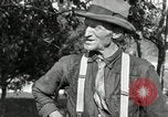 Standbild apple Pfropfen Techniken United States USA, 1916, aus Sekunde 16 historischem Filmmaterial Videoclip 65675030538
