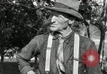 Standbild apple Pfropfen Techniken United States USA, 1916, aus Sekunde 17 historischem Filmmaterial Videoclip 65675030538