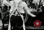 Immagine di Pneumatico in gomma Fabbricazione Akron Ohio USA, 1924, secondo 41 filmato di repertorio 65675030556
