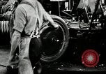 Immagine di Pneumatico in gomma Fabbricazione Akron Ohio USA, 1924, secondo 43 filmato di repertorio 65675030556