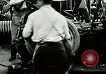 Immagine di Pneumatico in gomma Fabbricazione Akron Ohio USA, 1924, secondo 46 filmato di repertorio 65675030556