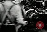 Immagine di Pneumatico in gomma Fabbricazione Akron Ohio USA, 1924, secondo 47 filmato di repertorio 65675030556