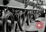 Immagine di Pneumatico in gomma Fabbricazione Akron Ohio USA, 1924, secondo 50 filmato di repertorio 65675030556