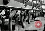 Immagine di Pneumatico in gomma Fabbricazione Akron Ohio USA, 1924, secondo 51 filmato di repertorio 65675030556