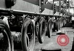 Immagine di Pneumatico in gomma Fabbricazione Akron Ohio USA, 1924, secondo 52 filmato di repertorio 65675030556
