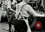 Immagine di Pneumatico in gomma Fabbricazione Akron Ohio USA, 1924, secondo 57 filmato di repertorio 65675030556
