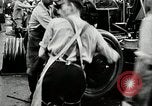 Immagine di Pneumatico in gomma Fabbricazione Akron Ohio USA, 1924, secondo 58 filmato di repertorio 65675030556