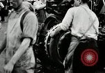 Immagine di Pneumatico in gomma Fabbricazione Akron Ohio USA, 1924, secondo 59 filmato di repertorio 65675030556