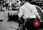 Immagine di Pneumatico in gomma Fabbricazione Akron Ohio USA, 1924, secondo 60 filmato di repertorio 65675030556
