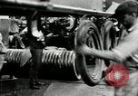Immagine di Pneumatico in gomma Fabbricazione Akron Ohio USA, 1924, secondo 62 filmato di repertorio 65675030556