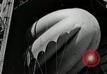 Immagine di Goodyear barrage palloncini Akron Ohio USA, 1941, secondo 44 filmato di repertorio 65675030562